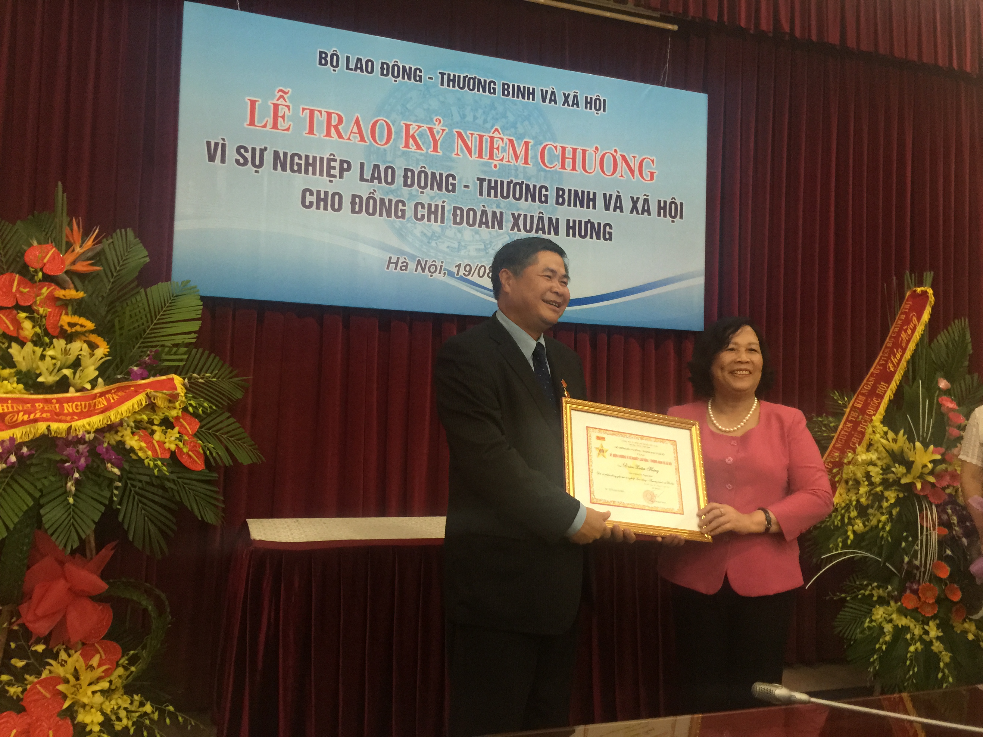 Trao tặng kỷ niệm chương cho đồng chí Đoàn Xuân Hưng, Thứ trưởng Bộ Ngoại giao