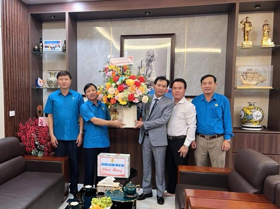 Lãnh đạo tỉnh chúc mừng Công ty cổ phần phát  triển công nghiệp – Xây lắp và thương mại Hà Tĩnh (HAINDECO) nhân ngày Doanh nhân Việt Nam