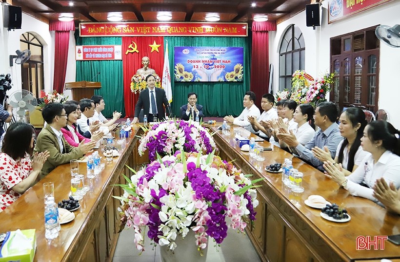 Phó Bí thư Thường trực Tỉnh ủy Hoàng Trung Dũng chúc mừng ngày Doanh nhân Việt Nam