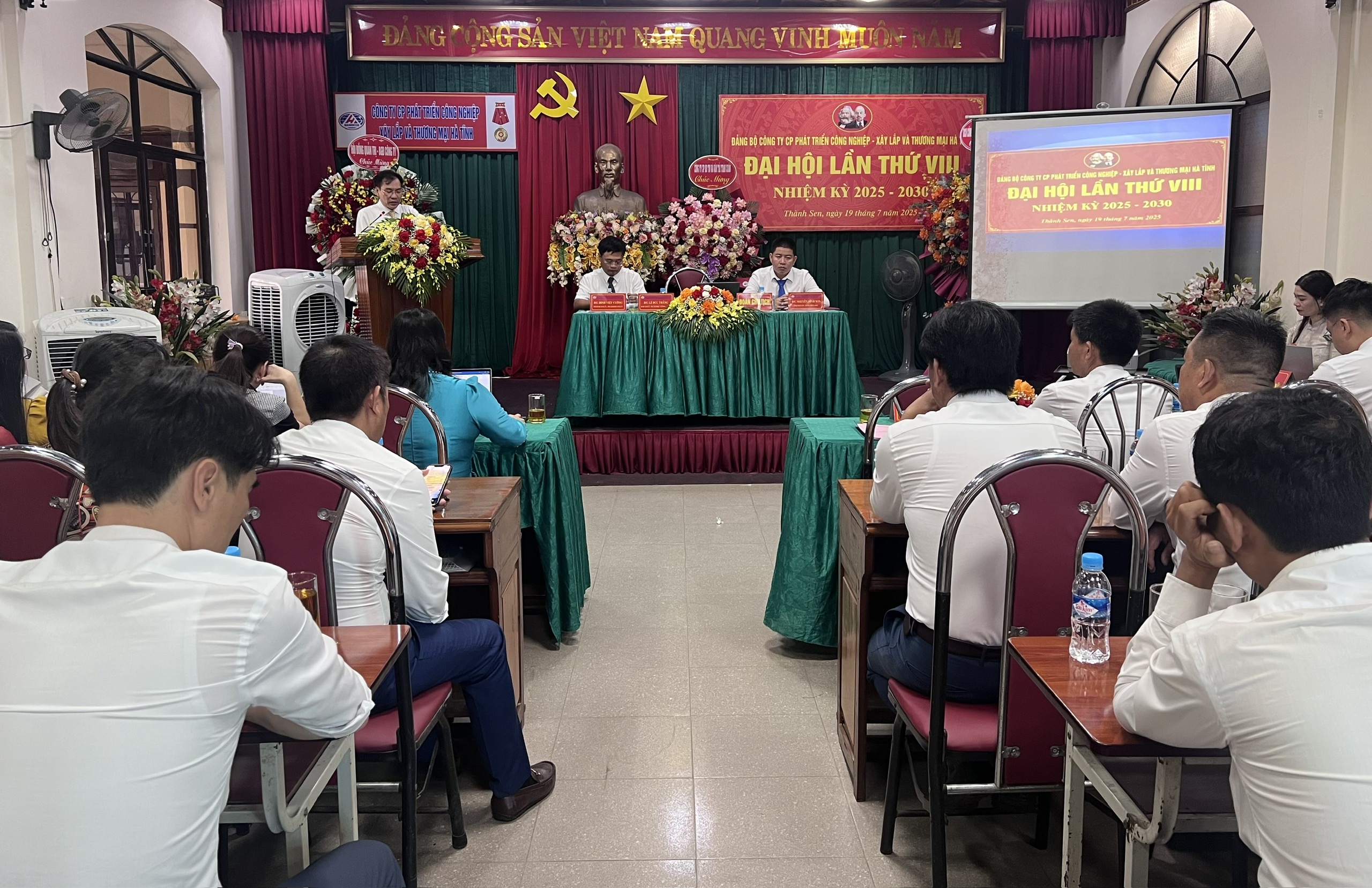 Đồng chí Lê Đức Thắng, Bí thư Đảng ủy, Chủ tịch HĐQT, Tổng giám đốc Công ty phát biểu tại đại hội