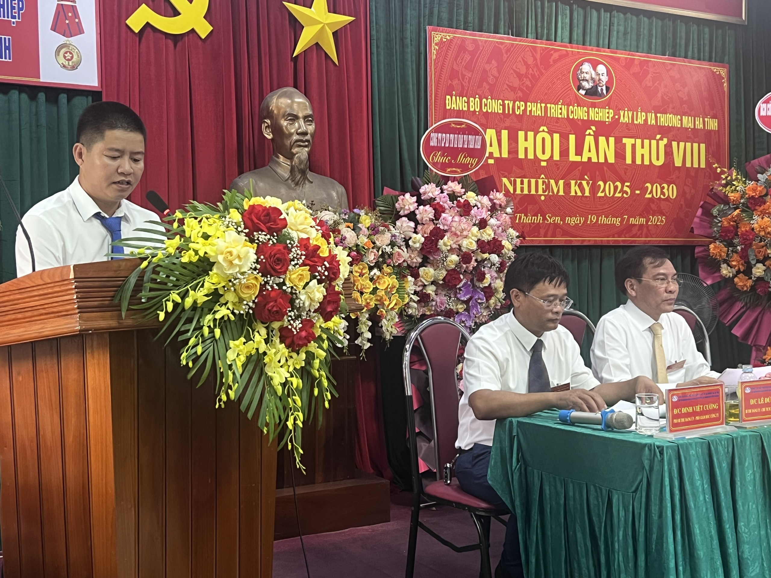 Đồng chí Nguyễn Đình Sơn – UVBCH Đảng bộ, Trưởng phòng KHKT Công ty phát biểu tham luận